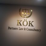 kök partners low & consultanscy,hukuk bürosu sekreter arkası gold tabela